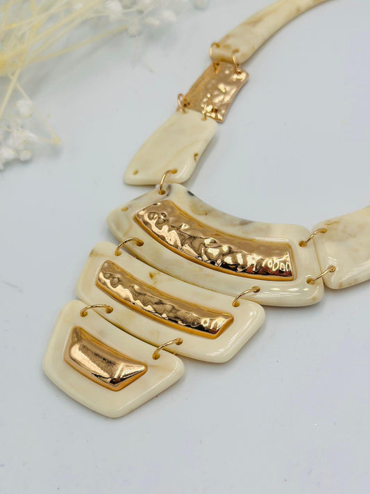 Gold Ezme Plaka Detaylı Kesik Kolye