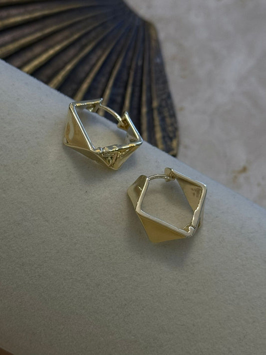 Gold Köşegen Detaylı Halka Küpe (Pirinç Kaplama)