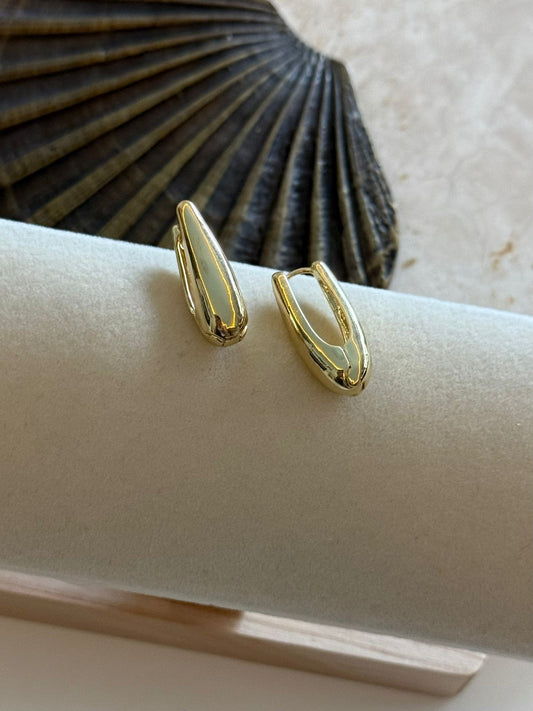 Gold Oval Plaka Kesim Detaylı Halka Küpe