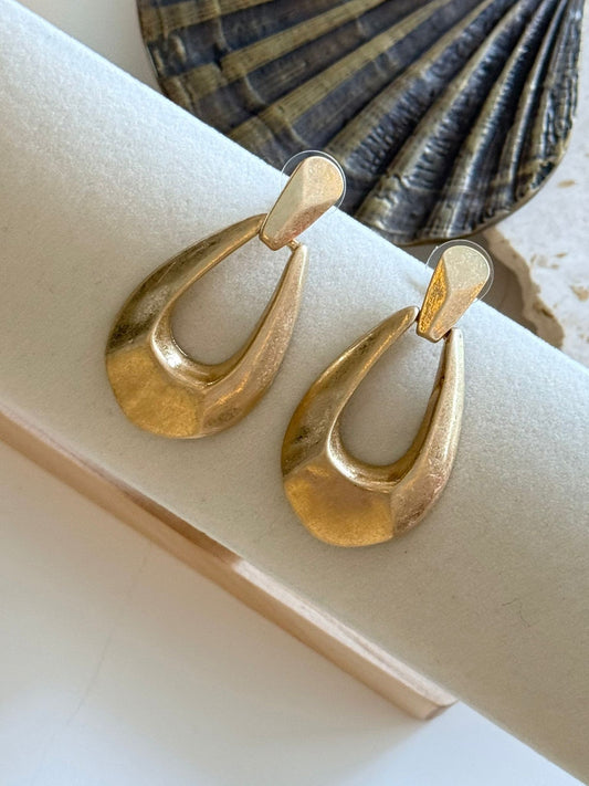 Gold Oval Plaka Kesim Detaylı Sallantılı Vintage Küpe (Pirinç Kaplama)