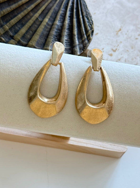 Gold Oval Plaka Kesim Detaylı Sallantılı Vintage Küpe (Pirinç Kaplama)