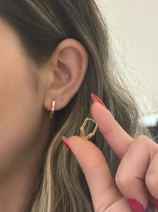 Gold Plaka Detaylı Çelik V Model Küpe