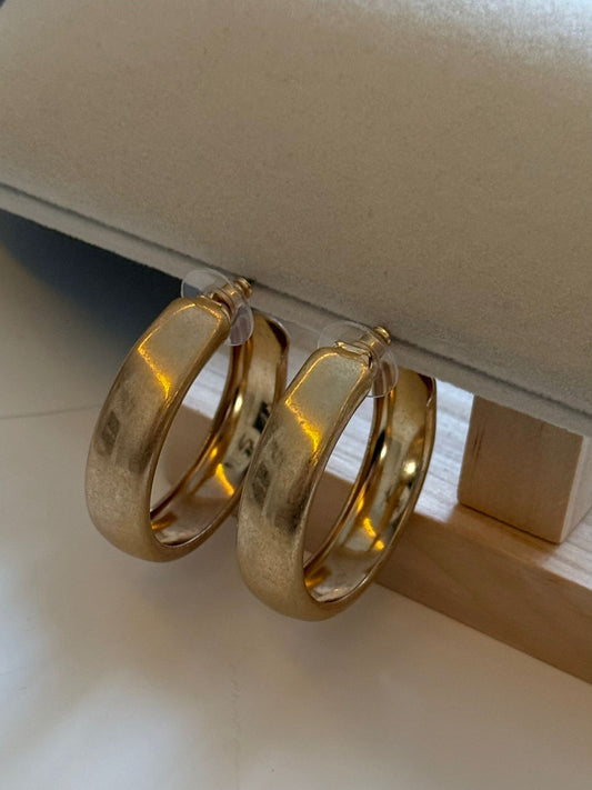 Gold Yarı Mat Plaka Detaylı Orta Boy Halka Küpe