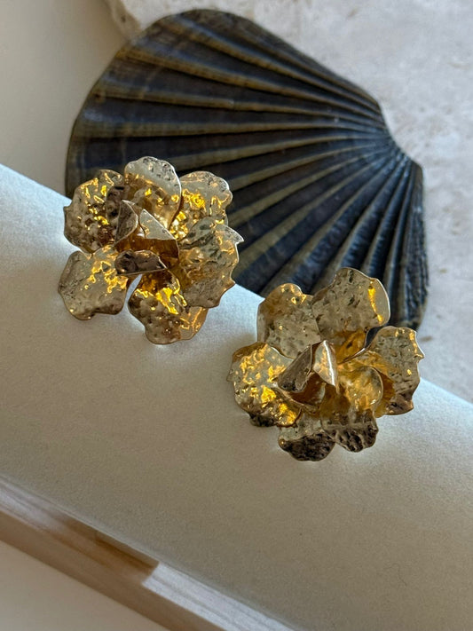 Golg Ezme Plaka Detaylı Çiçek Model Vintage Küpe (Pirinç Kaplama)