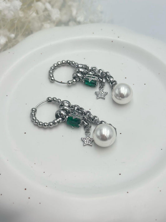 İnci ve Yeşil Baget Taş Detaylı Sallantılı Charm Küpe