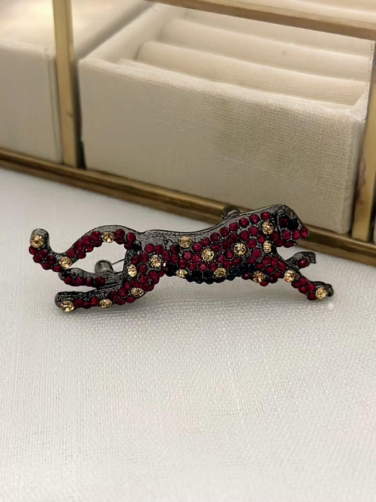 Kırmızı Taş Detaylı Kaplan Figürlü Broş