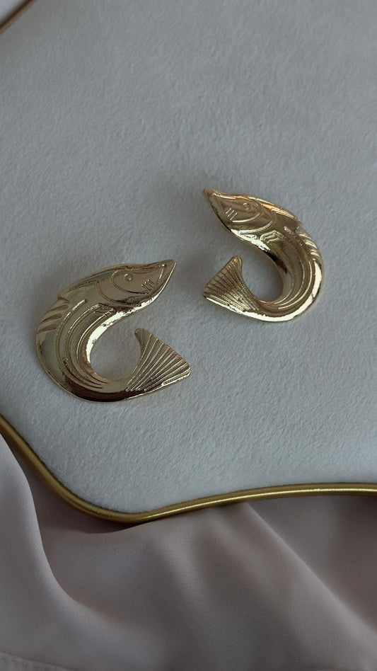 Kıvrım Detaylı Balık Küpe (Pirinç Kaplama)