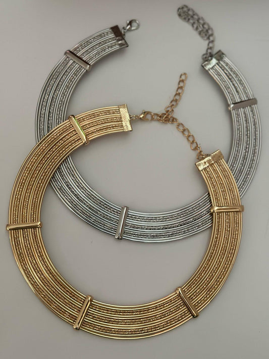 Sıralı Tel Plaka Detaylı Choker Kolye (Pirinç Kaplama)