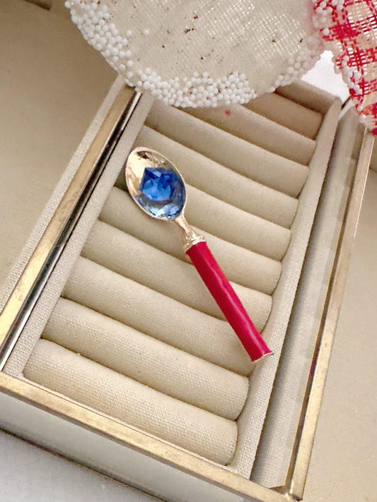 Mavi Taş ve Kırmızı Sap Detaylı Kaşık Model Broş