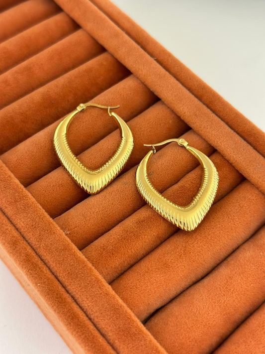 Oval Gold Plaka Detaylı Halka Küpe