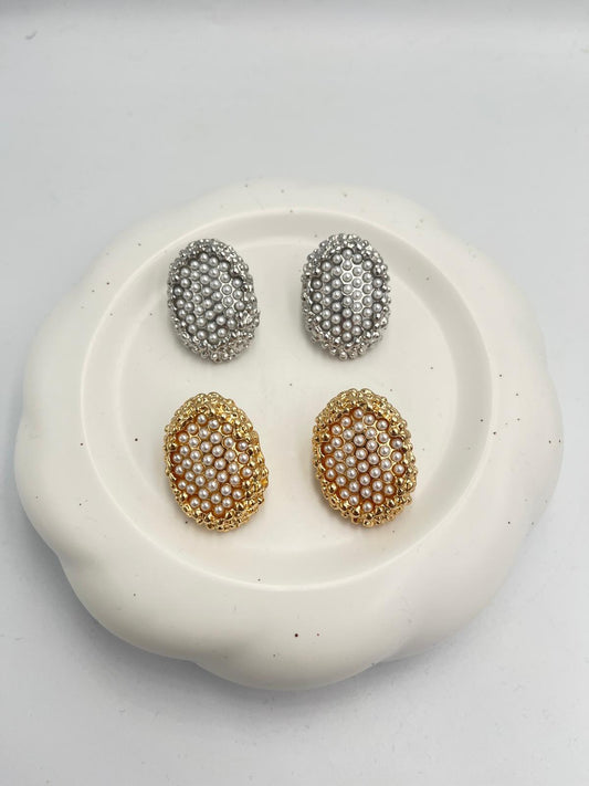 Oval Plaka ve Minik İnci Detaylı Vintage Tasarım Küpe