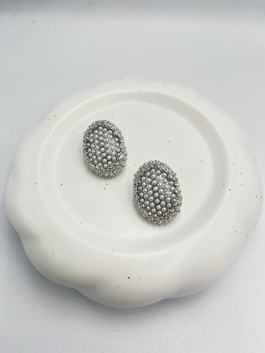 Oval Plaka ve Minik İnci Detaylı Vintage Tasarım Küpe