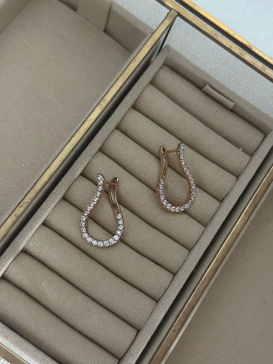 Özel Seri Kıvrım Plaka ve Zirkon Taş Detaylı Mininal Çelik Küpe