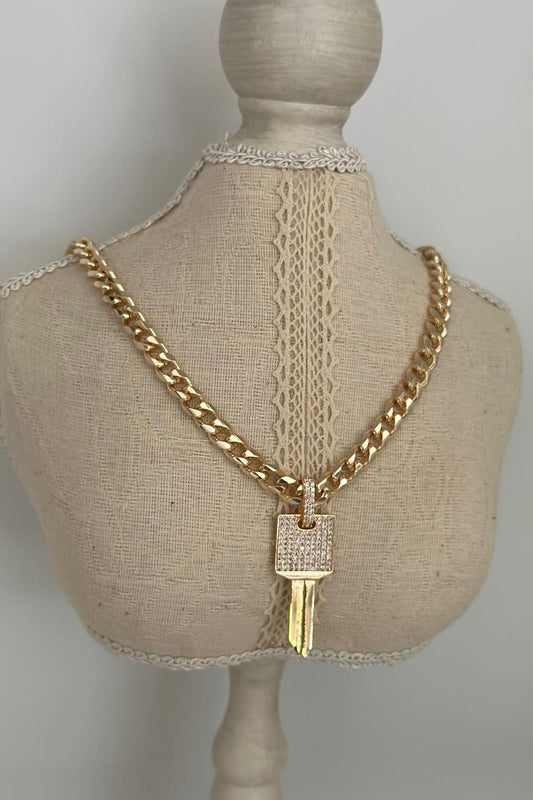 Pirinç Kaplama ve Zirkon Taş Detaylı Anahtar Figürlü Zinciir Kolye