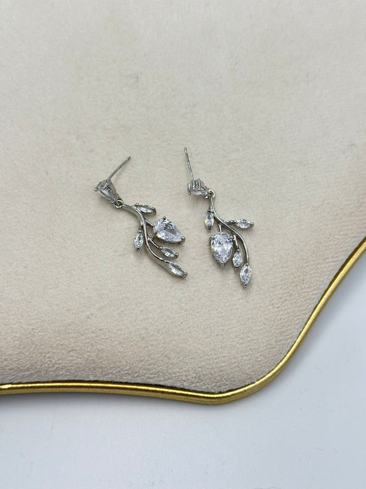 Sallantılı Damla Detay Küpe (Gümüş Kaplama)