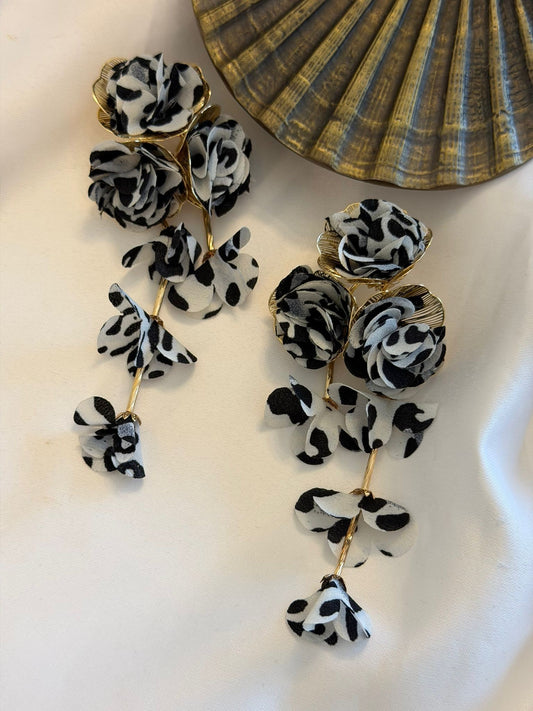 Siyah Beyaz Sallantılı Çiçek Küpe (Çelik)