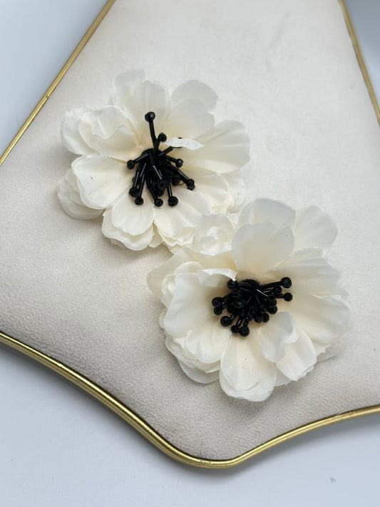 Siyah Boncuk Detay Çiçek Küpe