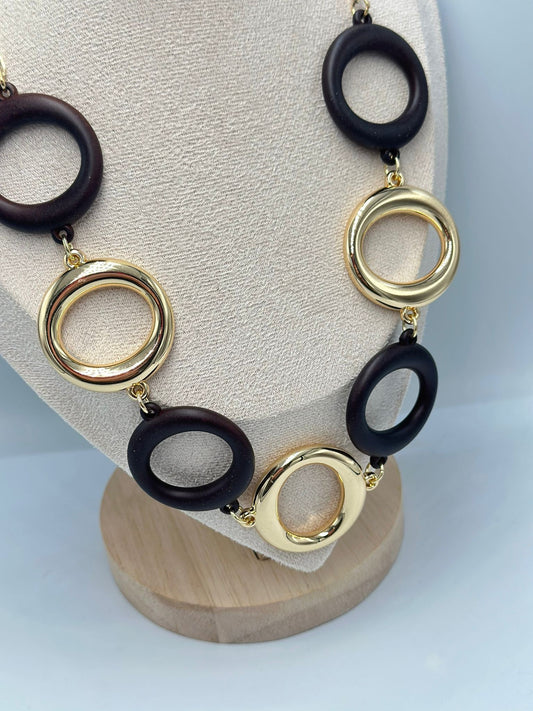 Siyah Detay Sıralı Yuvarlak Plaka Kolye (Pirinç Kaplama) (55Cm)