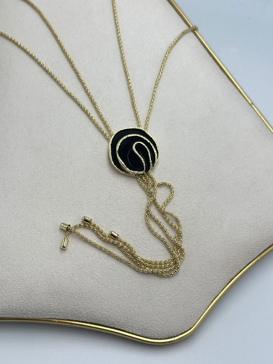 Siyah ve Gold Detaylı Gül Figürlü Zincir Uzun Ayarlamalı Kolye