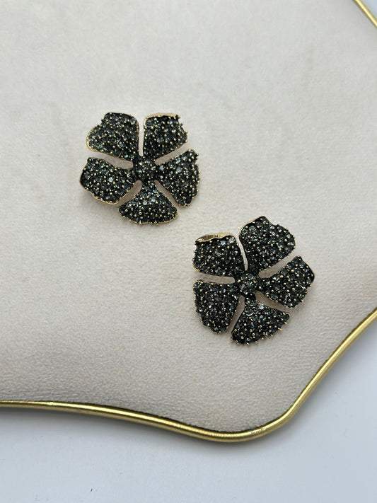 Siyah Zirkon Taş Detay Papatya Küpe (Pirinç Kaplama)