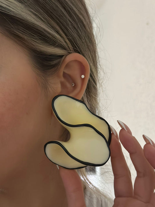 Tasarım Siyah Mine Detaylı Çiçek Küpe