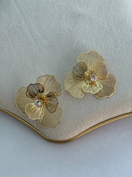 Tek Taş Detaylı Tel Çiçek Küpe