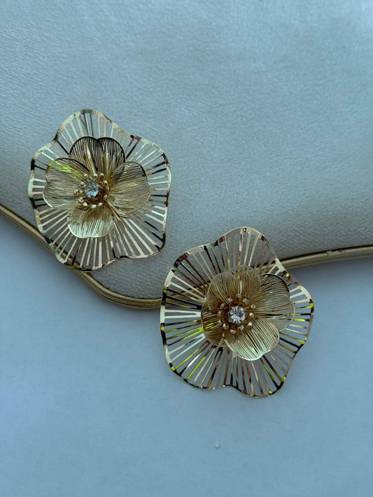 Tek Taş Detaylı Tel Çiçek Küpe