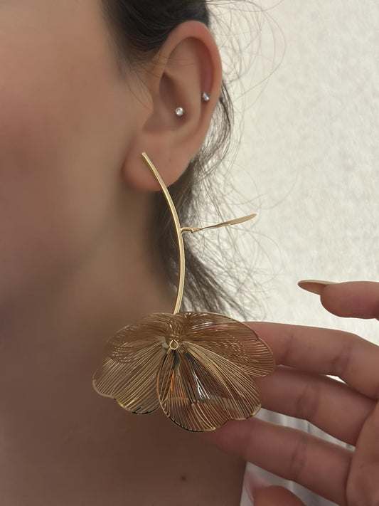 Tel Sallantılı Çiçek Premium Küpe