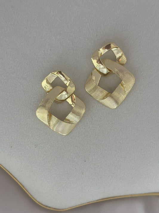 Tırtık Detaylı Sallantılı Çelik Küpe