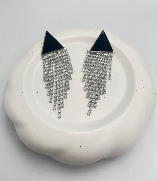 Üçgen Mineli Plaka Detaylı Sallantılı Suyolu Küpe