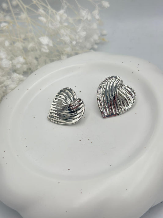 Yaprak Desen Detaylı Kalp Küpe (Pirinç Kaplama)