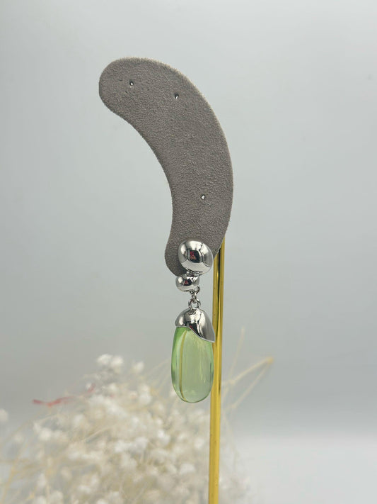 Yeşil Cam Taş ve Gümüş Renk Plaka Detaylı Sallantılı Çelik Küpe