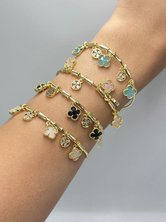 Yonca Charm Detaylı Renkli Kelepçe (Çelik)