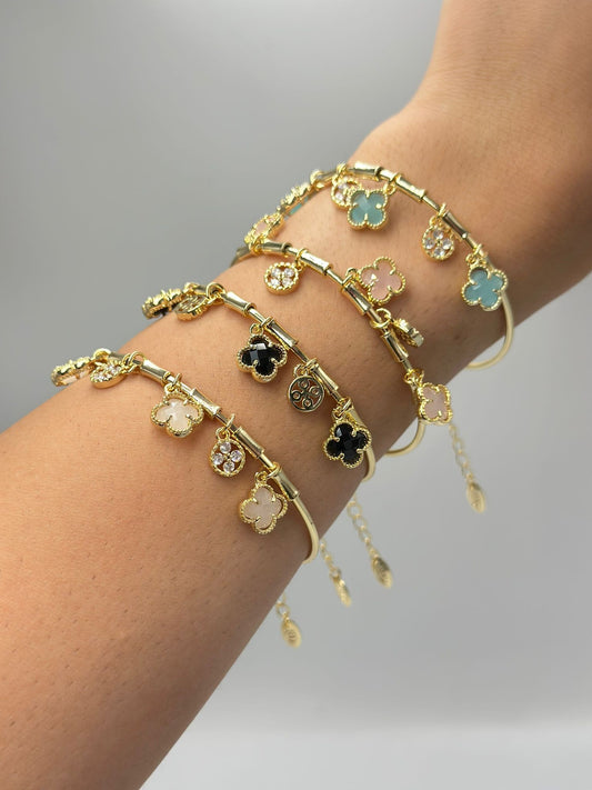 Yonca Charm Detaylı Renkli Kelepçe (Çelik)