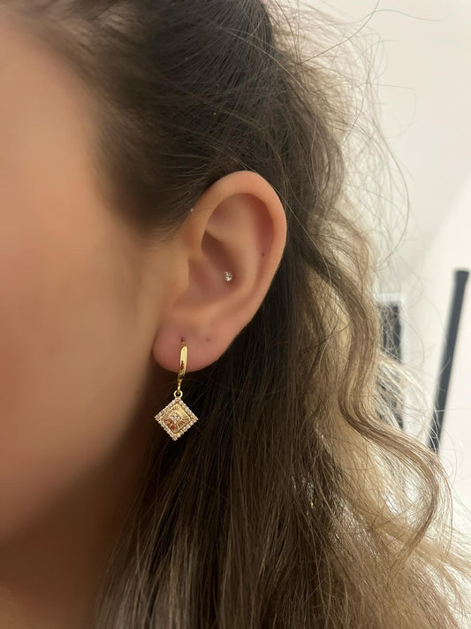 Zirkon Taş Detay Sallantılı Çelik Küpe