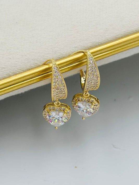 Zirkon Taş Detay Sallantılı Kalp Küpe (Çelik)