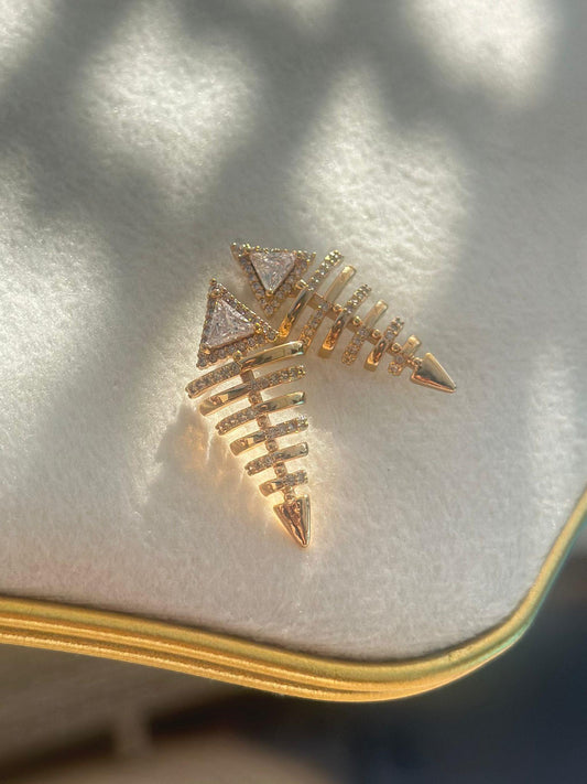 Zirkon Taş Detaylı Balık Küpe (Pirinç Kaplama)