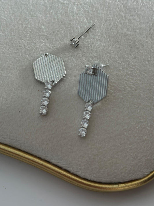 Zirkon Taş Detaylı Sallantılı Anahtar Küpe (Pirinç Kaplama)