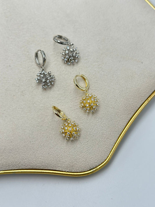 Zirkon Taş Detaylı Sallantılı Çiçek Küpe