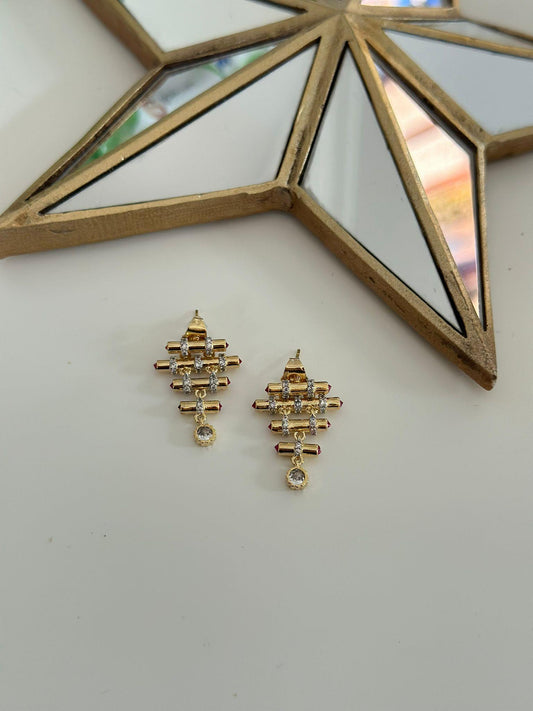 Zirkon Taş Detaylı Sallantılı Minimal Çelik Küpe