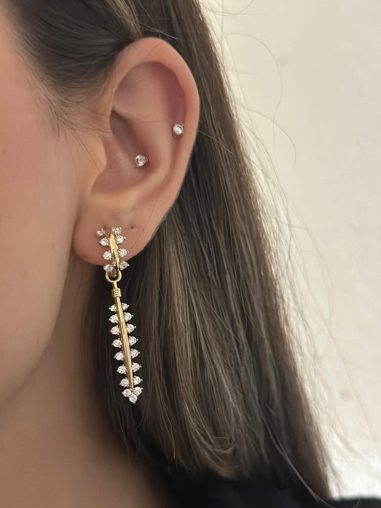 Zirkon Taş Detaylı Sallantılı Tasarım Küpe