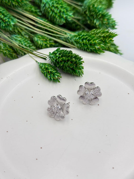 Zirkon Taş Detaylı Şans Çiçek Küpe