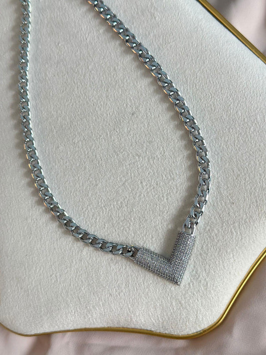 Zirkon Taş Detaylı V Model Çelik Zincir Kolye
