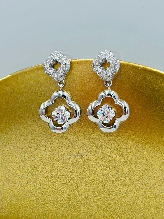 Zirkon Taş Detaylı Yonca Minimal Küpe (Çelik)