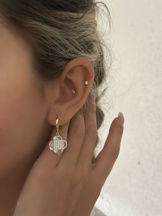 Zirkon Taş Detaylı Yonca Sallantılı Minimal Çelik Küpe