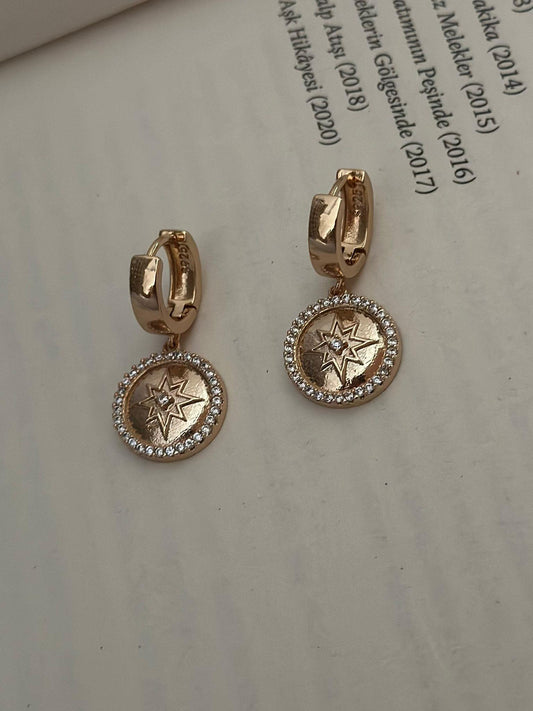 Zirkon Taş Detaylı Yuvarlak Pllaka Sallantılı Minimal Küpe