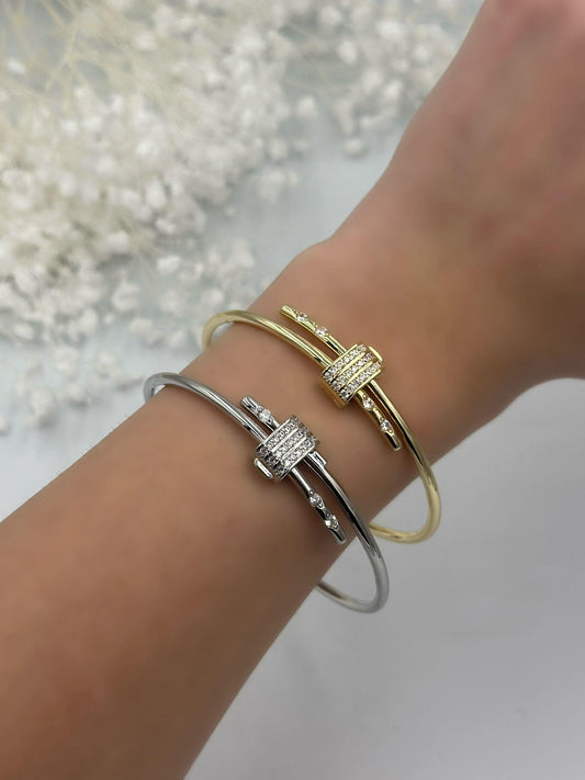 Zirkon Taş Kare Detaylı Çelik Kelepçe