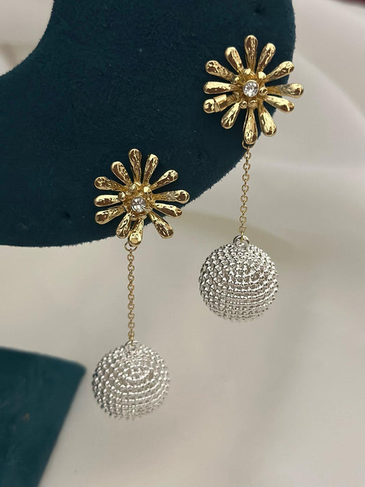 Zirkon Taş Topçuk ve Çiçek Plaka Detaylı Sallantıılı Küpe (Pirinç Kaplama)