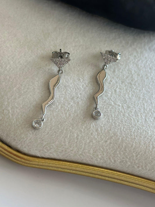 Zirkon Taş Üçgen Ve Kıvrım Detay Sallantılı Küpe (Pirinç Kaplama)