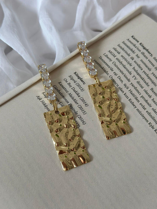 Zirkon Taş ve Ezme Plaka Detaylı Sallantılı Gold Küpe